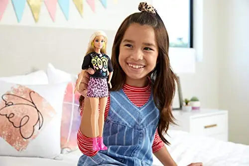 Barbie Fashionista blondinka lutka z rock T-shirt, Cheetah krilo in modni dodatki (Mattel GRB47)