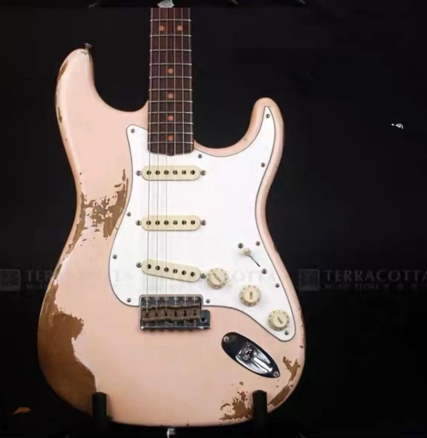 Nov prihod električna kitara, visoko kakovostna Kitajska električna kitara z roza barvo , palisander fingerboard , relikvije z roko kitaro