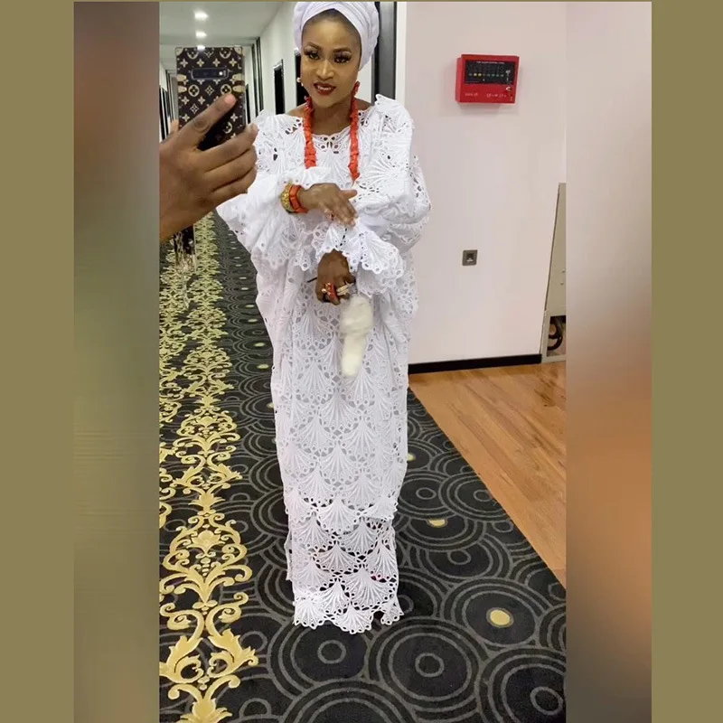 Nov slog Afriške ženske Dashiki Moda v Vodi topne čipke ohlapno obleko + duhovno 2pcs belo brezplačno velikost Dolžina 150 cm