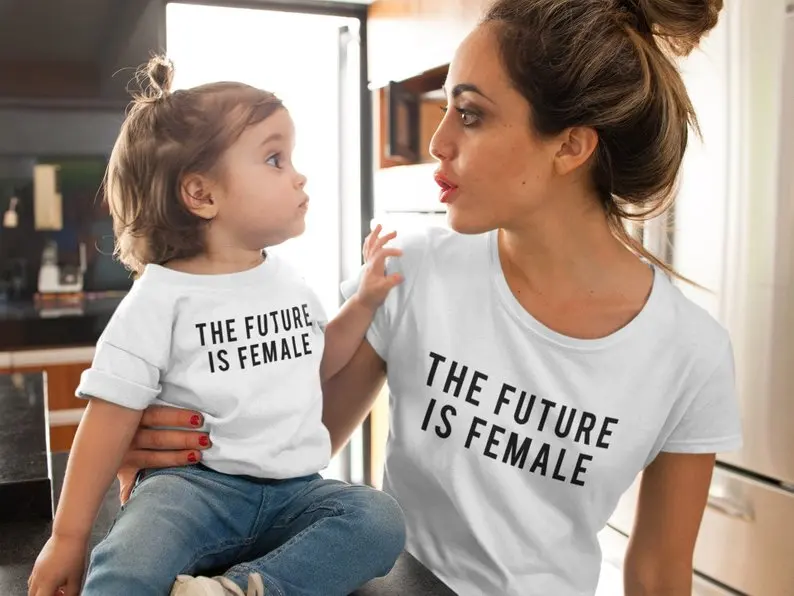 1pcs Prihodnost Je Ženskega Ujemanje Majica T-Shirt Družino Obleko Obleke Poletje Kratek Rokav Priložnostne Mama in Me Srajce Družino Videz
